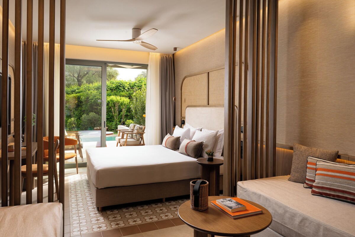 Deluxe Junior Suite, Private Pool | เครื่องนอนระดับพรีเมียม, ตู้นิ  รภัยในห้องพัก, โต๊ะทำงาน