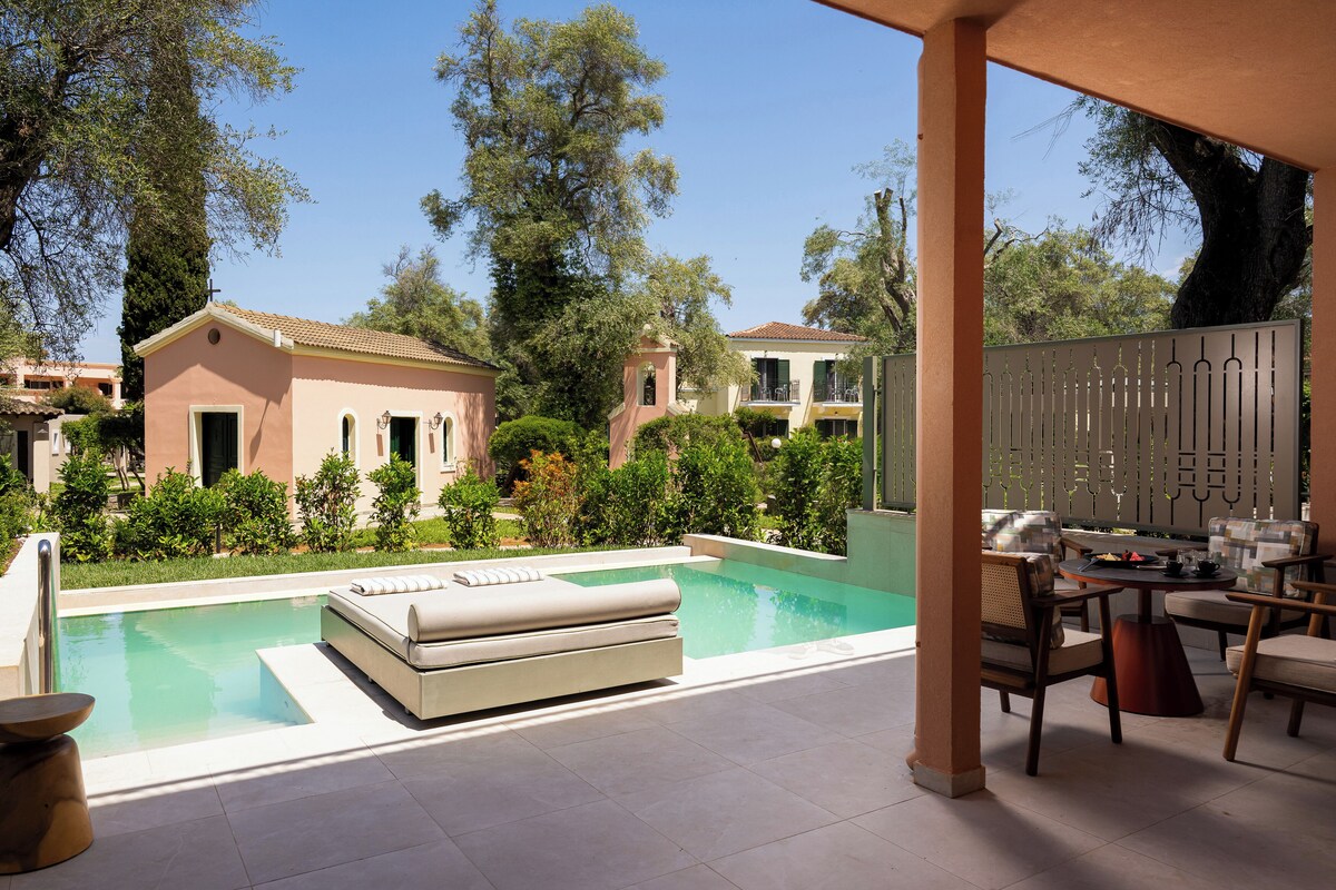 Deluxe Family Suite, Private Pool | เครื่องนอนระดับพรีเมียม, ตู้นิรภัยในห้องพัก, โต๊ะทำงาน
