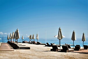 Κοντά στην παραλία, ξαπλώστρες (σεζλόνγκ), ομπρέλες θαλάσσης