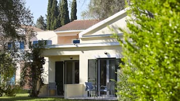 Familiekamer | Luxe beddengoed, een kluis op de kamer, een bureau, een laptopwerkplek