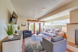 TV connectée, cheminée, baby-foot, livres