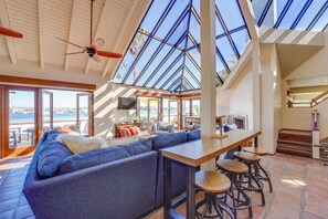 TV connectée, cheminée, baby-foot, livres