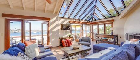 Smart TV, chimenea, futbolito y libros