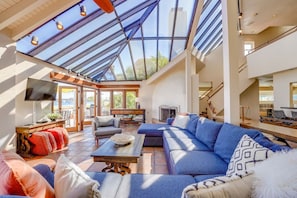 Smart TV, chimenea, futbolito y libros 