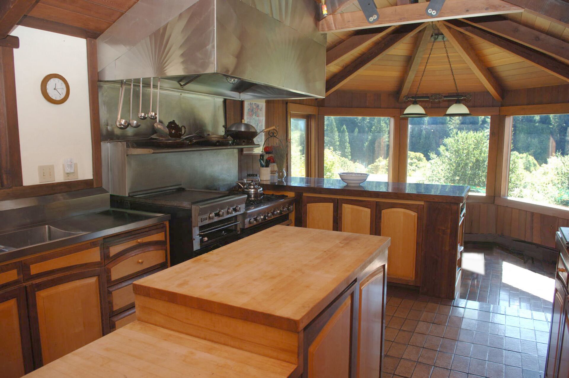 Mendocino County Secluded Estate House Surrounded by Nature