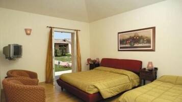 Minibar, bureau, lits bébé (en supplément), lits pliants/supplémentaires