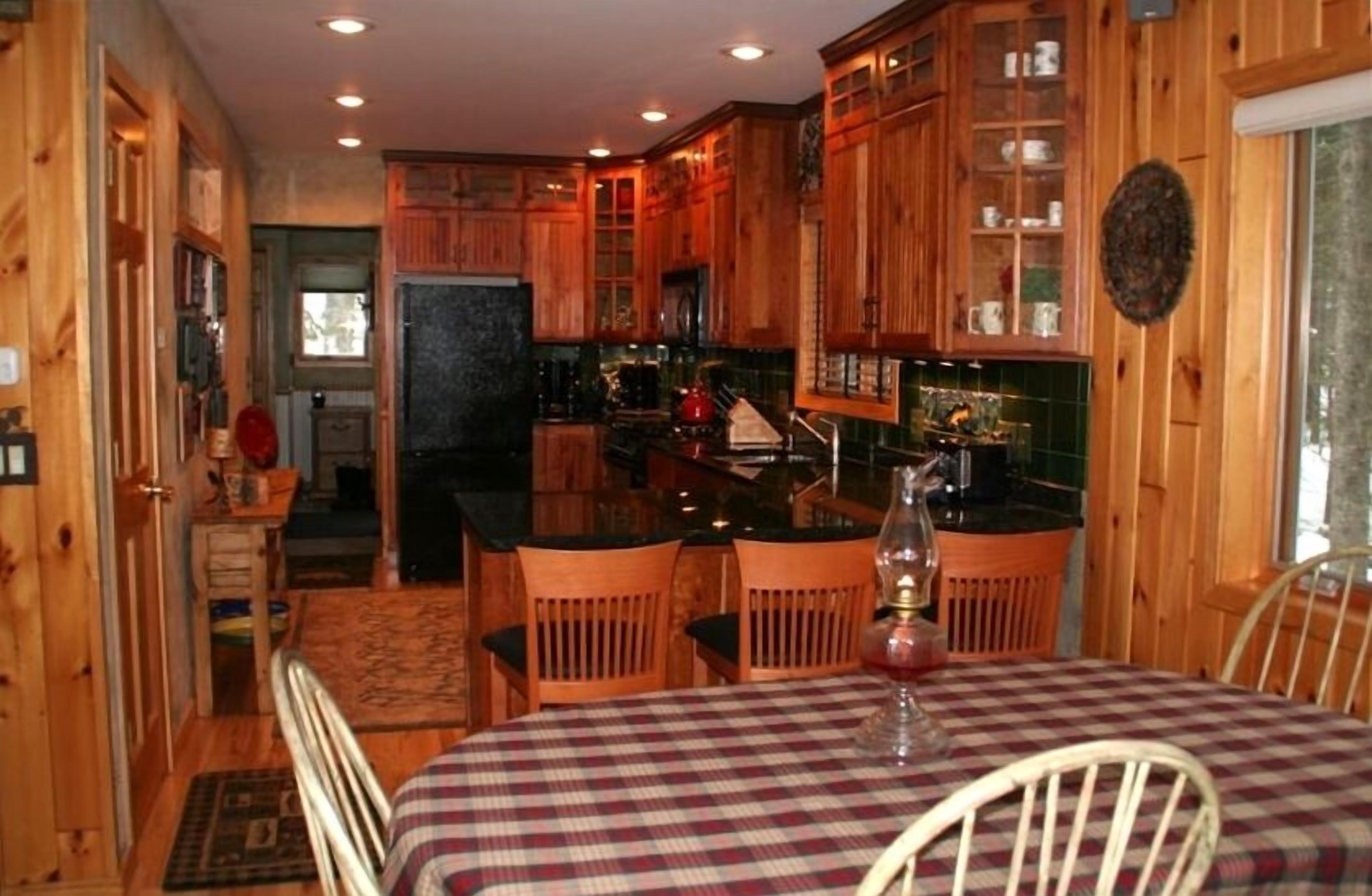 Eagle Lake lakefront. Level Sandy beach Bring your boat! 1G Internet!