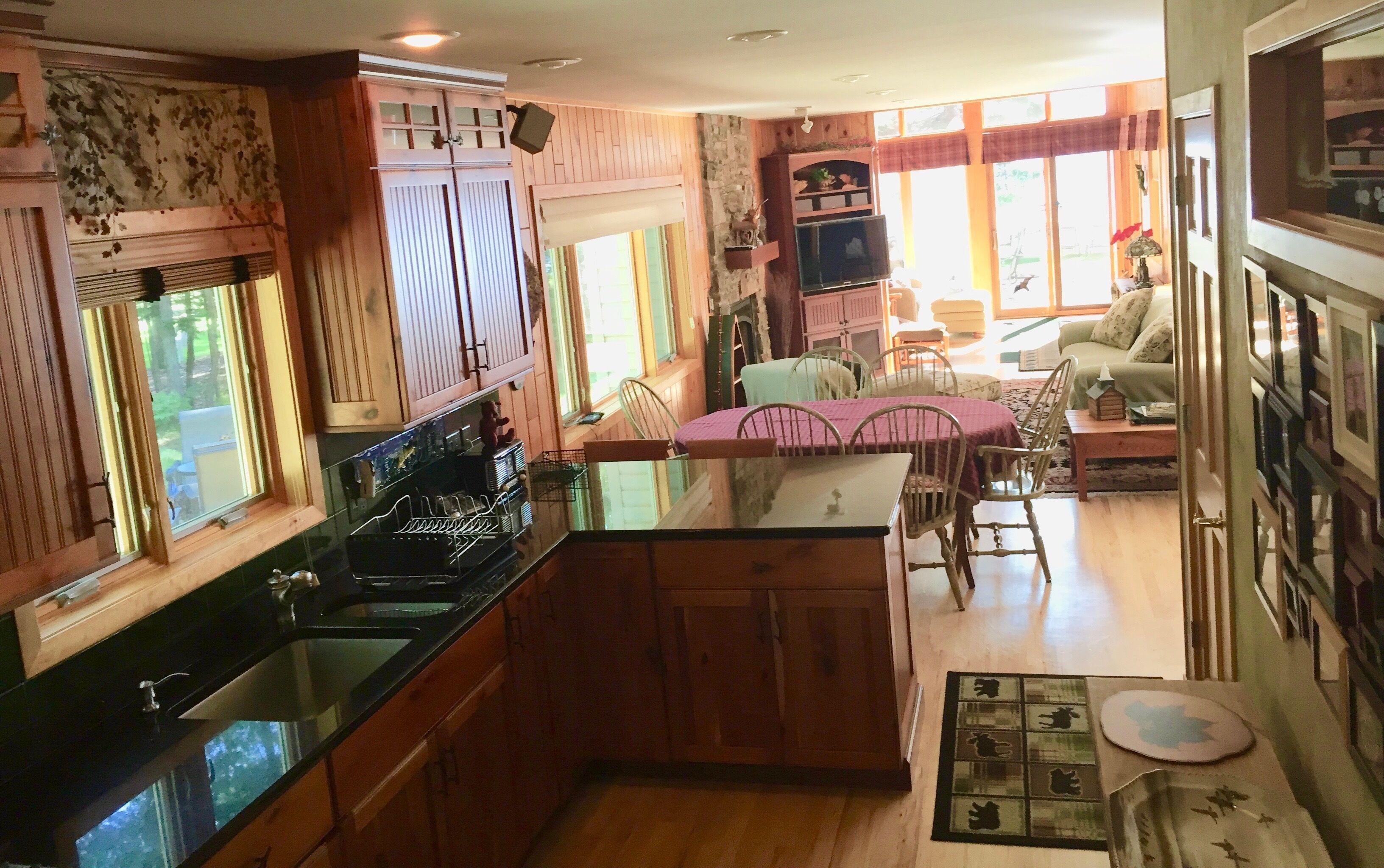 Eagle Lake lakefront. Level Sandy beach Bring your boat! 1G Internet!