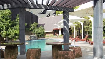 Piscine extérieure, parasols de plage, chaises longues