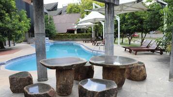 Piscina all'aperto, ombrelloni da piscina, lettini