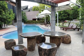 Piscine extérieure, parasols de plage, chaises longues
