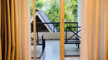 Tremannsrom – deluxe, flere senger, ikke-røyk, hageutsikt | Terrasse/patio