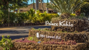 Placa com o nome 'Prince Kuhio' na estrada Lawai, número 5061.