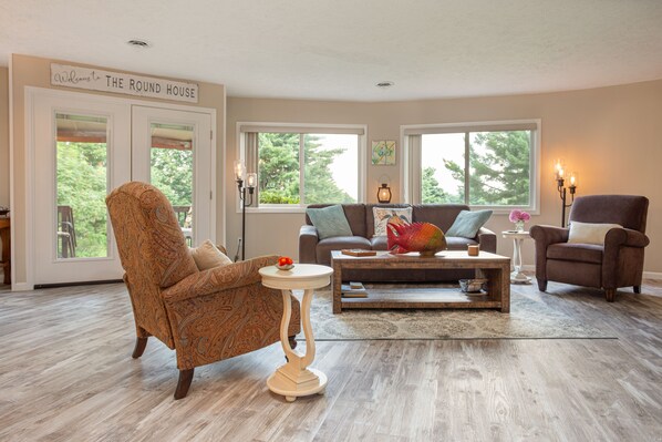 Smart-TV, Kamin, Tischfußball, Bücher