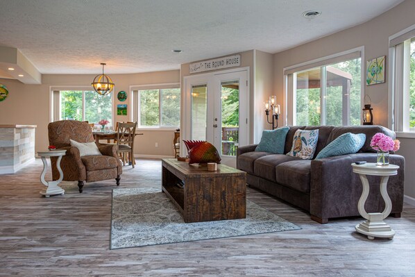 Smart TV, chimenea, futbolito y libros