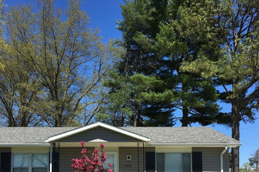 Quiet villa located one block from McKendree University in Lebanon Illinois.