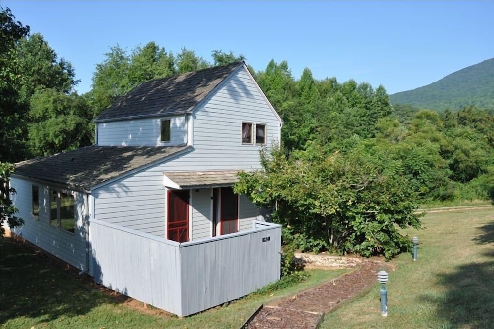 Beautifully Located Cabin Near Blue Ridge Pkwy and Skyline Dr.