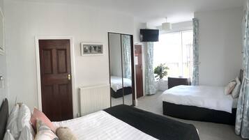 Superior Triple Room | Soundproofing, iron/ironing board, free WiFi, bed sheets