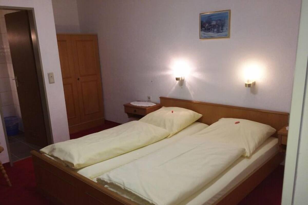 Chambre Double | Bureau, lits pliants/supplémentaires, Wi-Fi gratuit, draps fournis