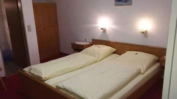 Doppelzimmer | Schreibtisch, Zustellbetten, kostenloses WLAN, Bettwäsche