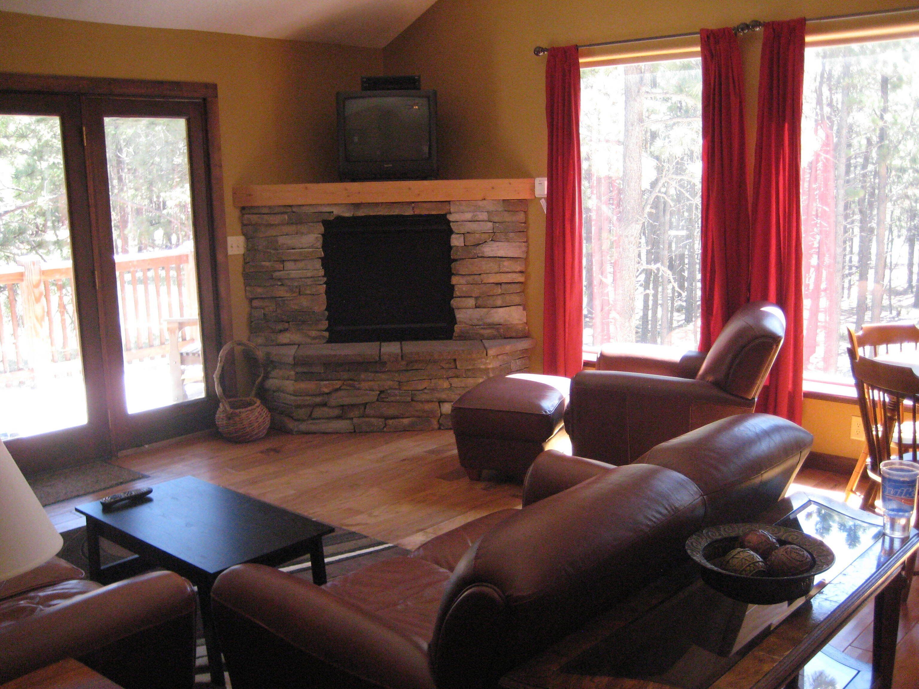 Awesome Mountain Getaway Just 15 minutes from Angel Fire, in the forest!