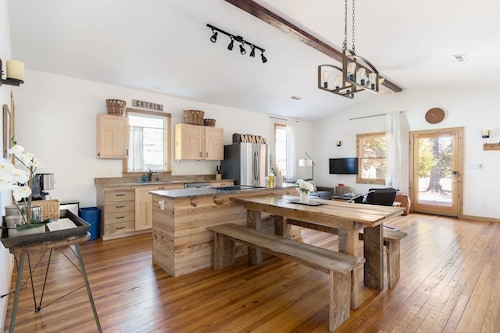 Modern 4BR Home Near Downtown