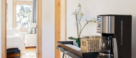 4 habitaciones, escritorio y tabla de planchar con plancha