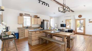 Jääkaappi, mikroaaltouuni, uuni, liesi