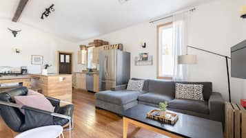 Een televisie, Netflix, streamingdiensten en een stereo