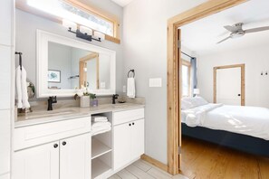 Bathtub, hair dryer, towels, shampoo - Modern, Quality 4BR Near Downtown (Durham)