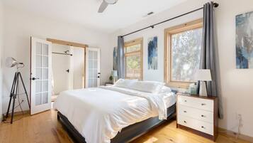 4 slaapkamers, een bureau, een strijkplank/strijkijzer, wifi