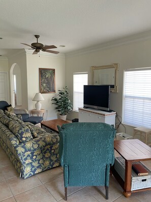 Een smart-tv, een dvd-speler en tafelvoetbal