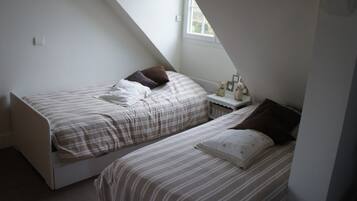 Suite (Parentale) | Individually decorated, individually furnished, blackout drapes