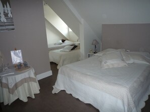 Suite (Parentale) | Individually decorated, individually furnished, blackout curtains
