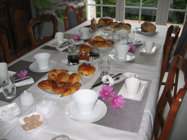 Tägliches inbegriffenes kontinentales Frühstück