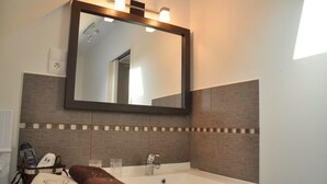 A bathroom with a large mirror, two sinks, and a towel rack. - Chambre d'Hôtes L'Imprevu (Cucq)