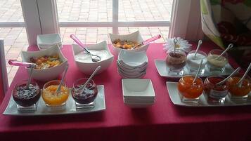 Free daily continental breakfast