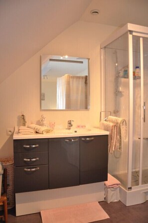 Double Room (Les Dunes) | Bathroom | Deep soaking tub, hair dryer, towels - Chambre d'Hôtes L'Imprevu (Cucq)