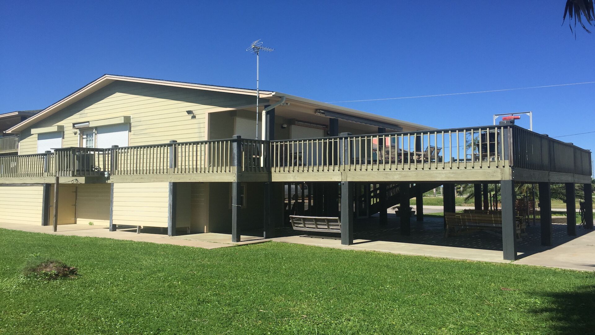 Spacious 2-Story 3BR 2B Family Beach House.  Huge Kitchen. Accomodates 10