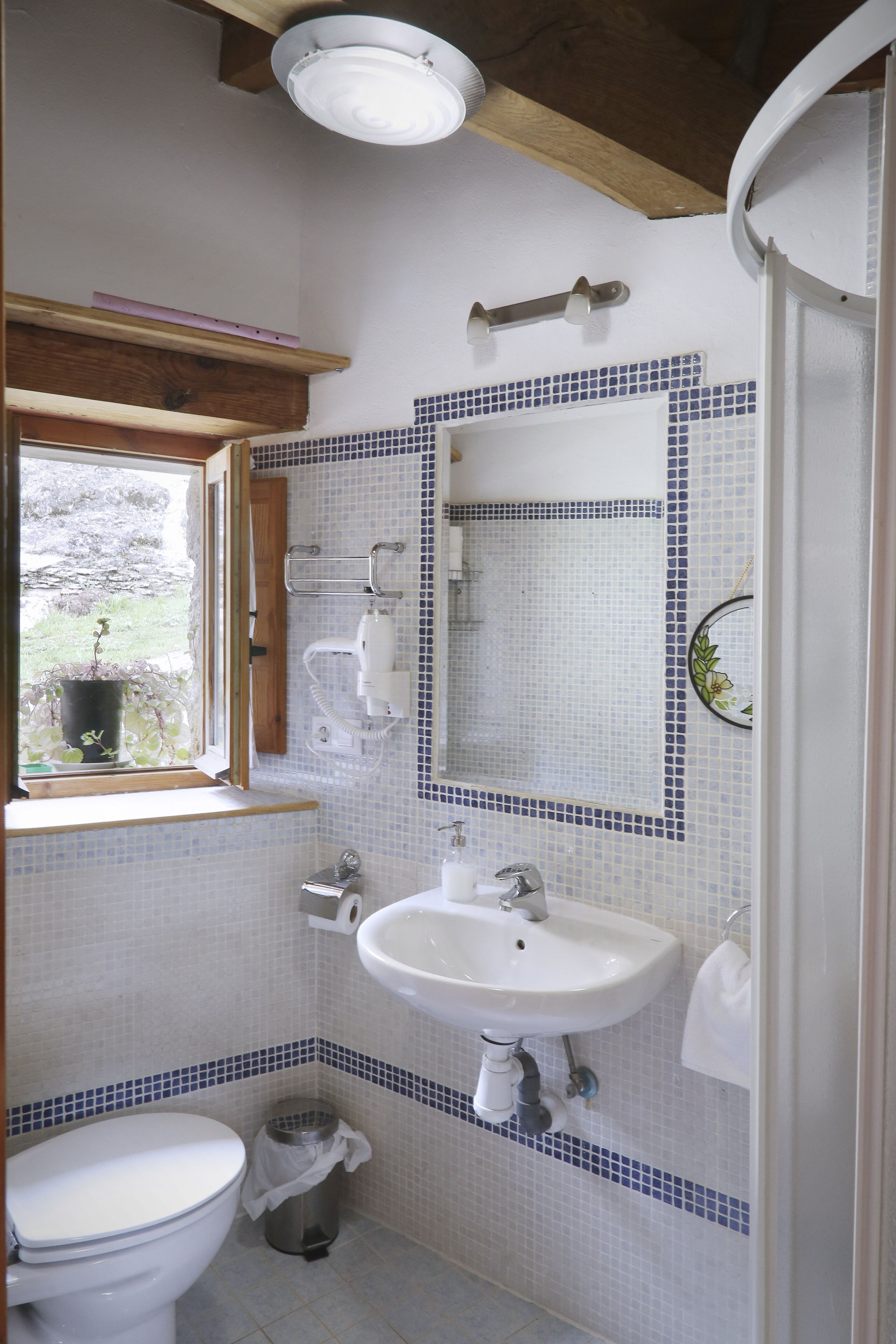 standard house | bathroom | free toiletries, hair dryer, towels