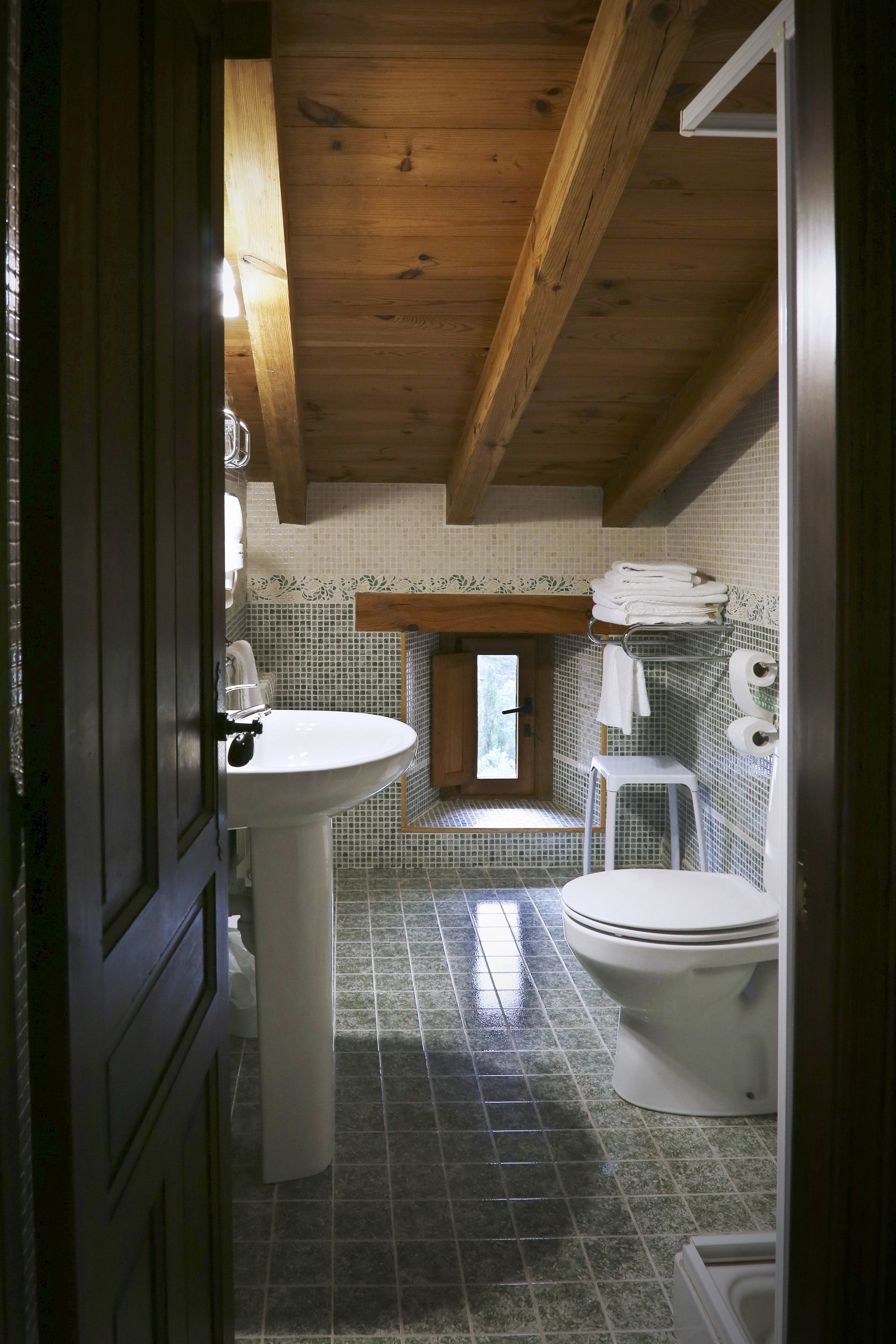 penthouse, 2 single beds | bathroom | free toiletries, hair dryer, towels