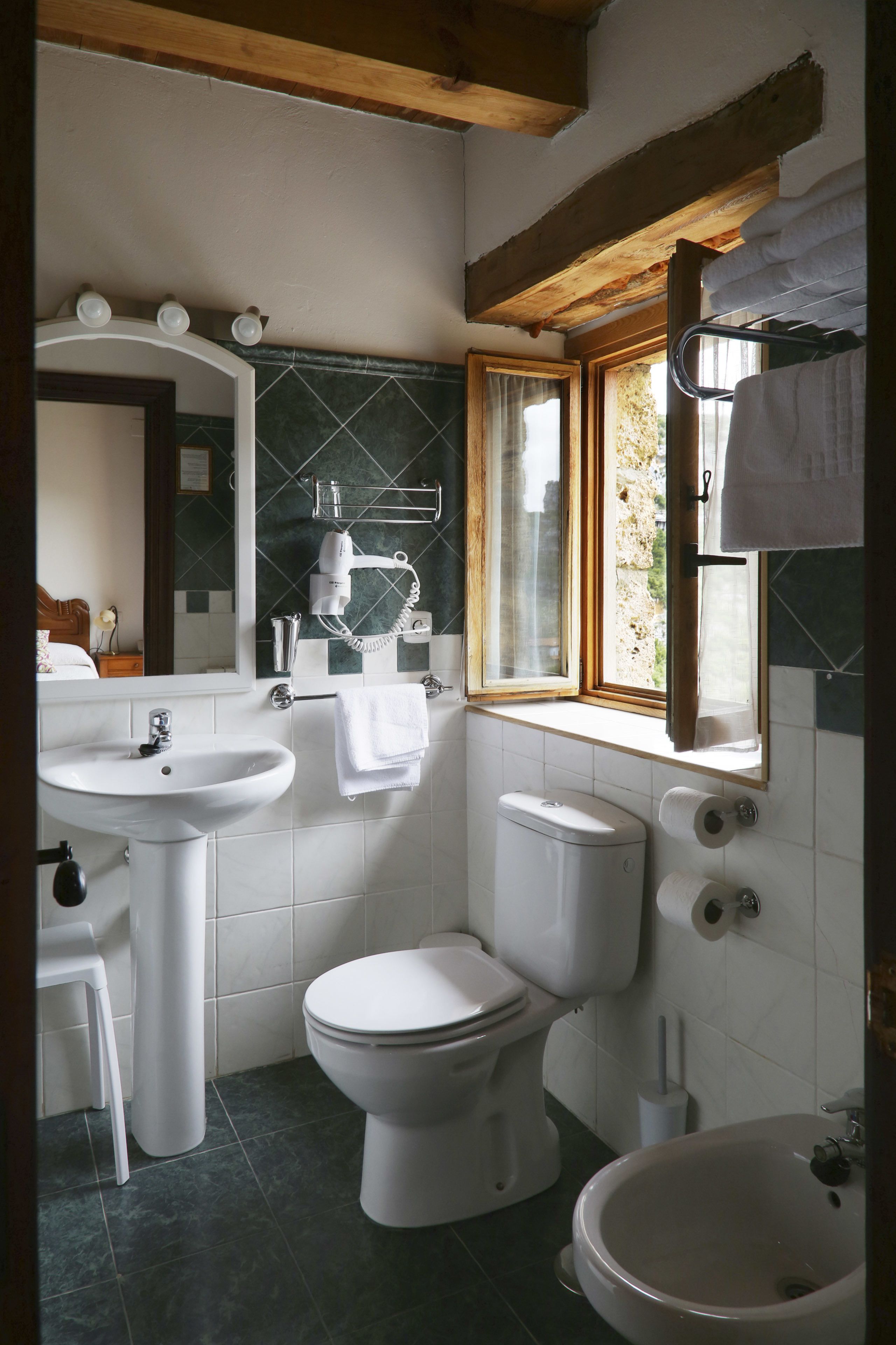 twin room | bathroom shower