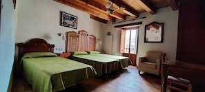 Triple Room | Free WiFi, bed sheets - Hotel Rural La Puebla (Valle de Sedano)