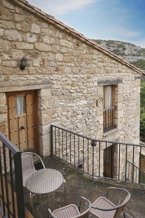 Apartment | Free WiFi, bed sheets - Hotel Rural La Puebla (Valle de Sedano)