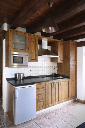 Apartment | Private kitchen - Hotel Rural La Puebla (Valle de Sedano)