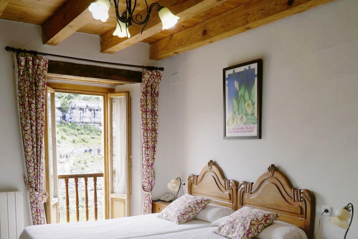 Twin Room | WiFi (free), bed sheets