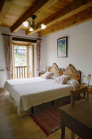 Twin Room | Free WiFi, bed sheets - Hotel Rural La Puebla (Valle de Sedano)