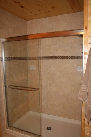 Douche, serviettes fournies, papier toilette