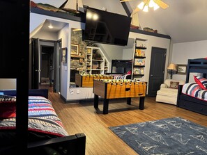 3 bedrooms, free WiFi, bed sheets, wheelchair access - ON LAKE BURTON! LAKE HOUSE WITH BOAT DOCK! BOAT AVAILABLE FOR RENT! (Clarkesville)