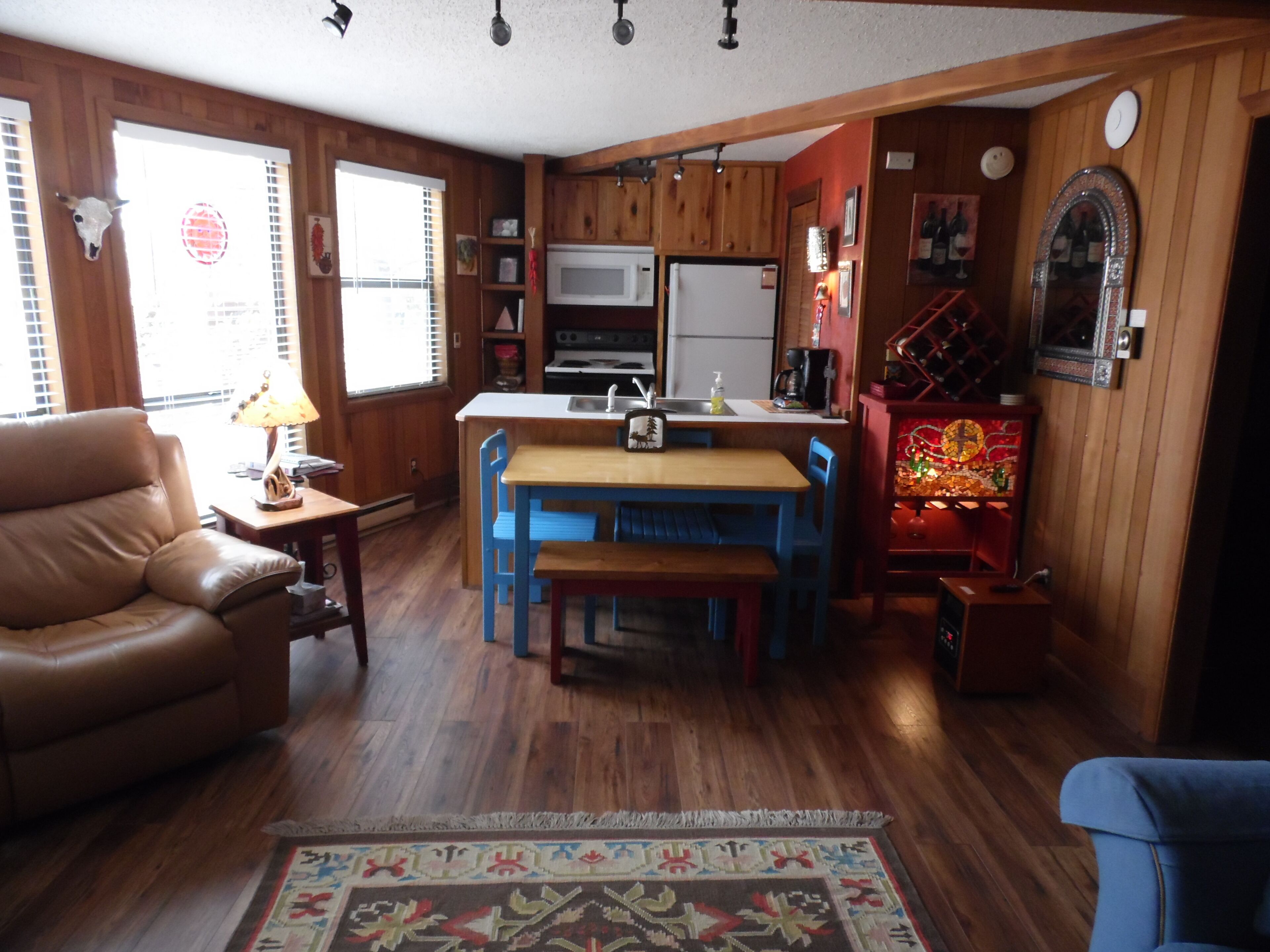 Redwood Commons First Floor Condo, Great Location, 1 and 1/2 blocks to Lift